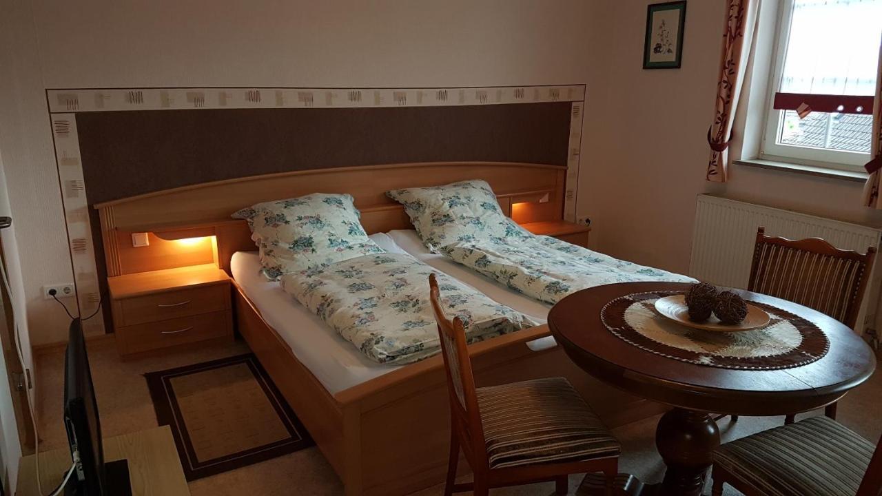 Landgasthof "Zur Linde" Irmelshausen Kültér fotó