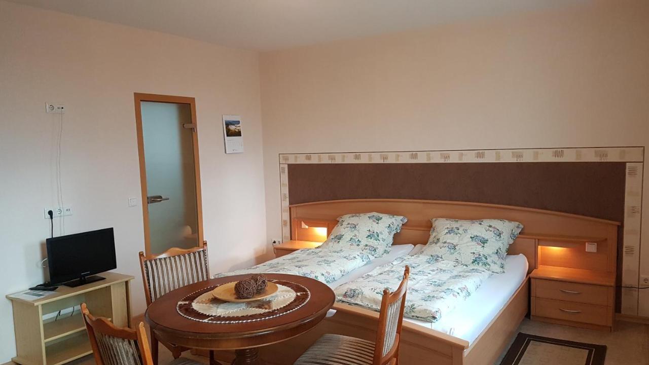 Landgasthof "Zur Linde" Irmelshausen Kültér fotó